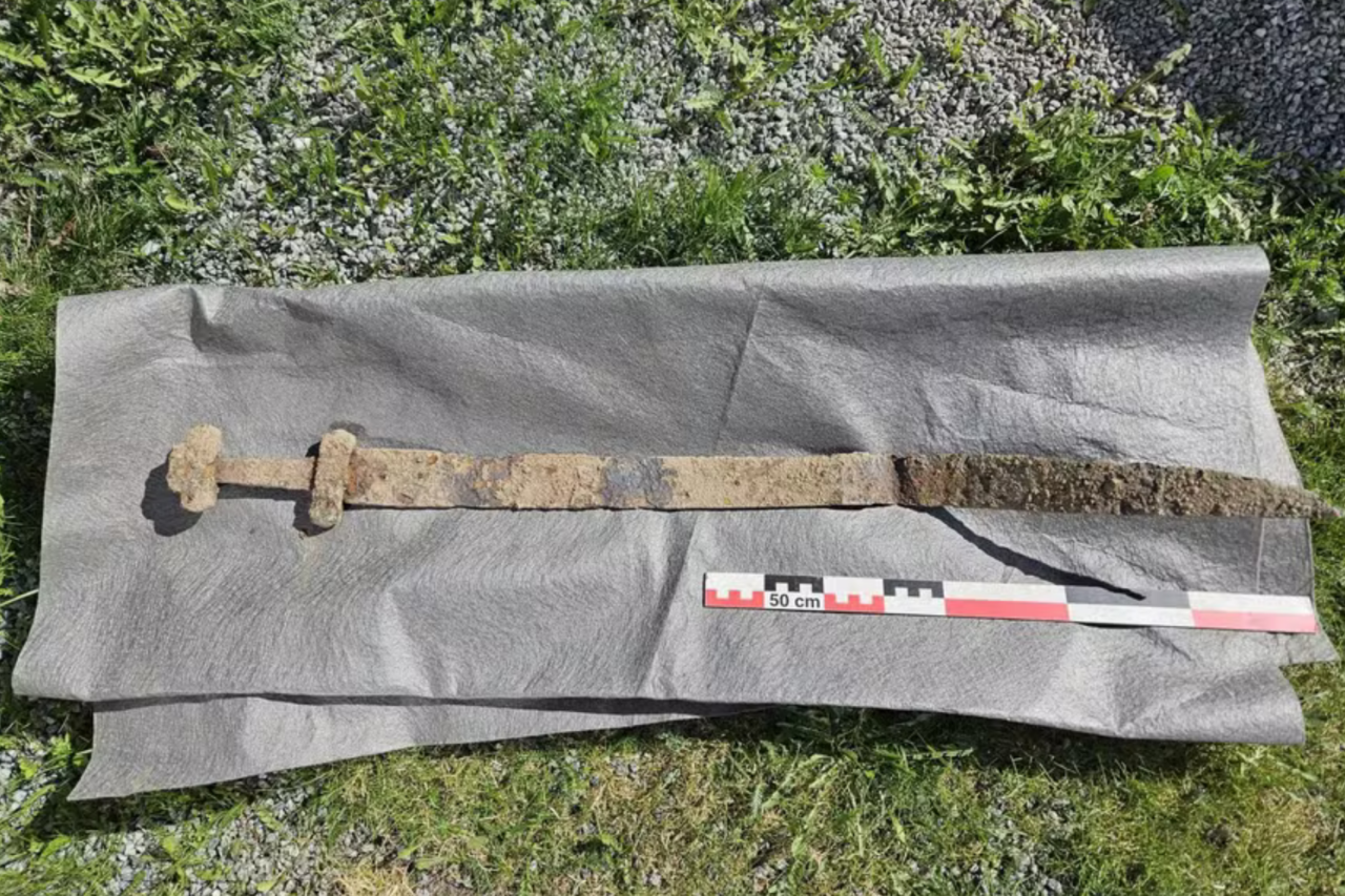 Criança encontra espada de mais de 1.300 anos durante passeio escolar na Noruega 1 Criança encontra espada de mais de 1.300 anos durante passeio escolar na Noruega