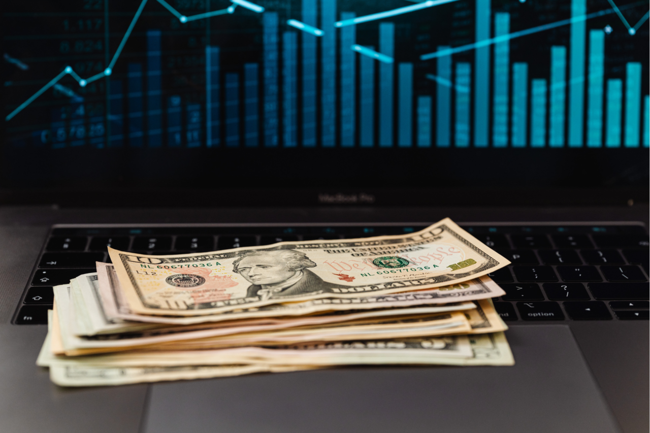 Dólar volta a ficar abaixo de R$ 5 e bolsa brasileira fecha em alta após reação do mercado 3 lara 1 4