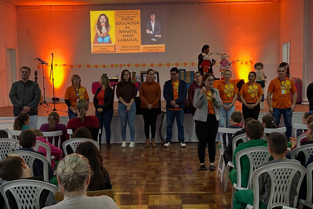 Estudantes participaram de ação do Maio Laranja com apresentações teatrais e atividades de conscientização sobre proteção de crianças e adolescentes