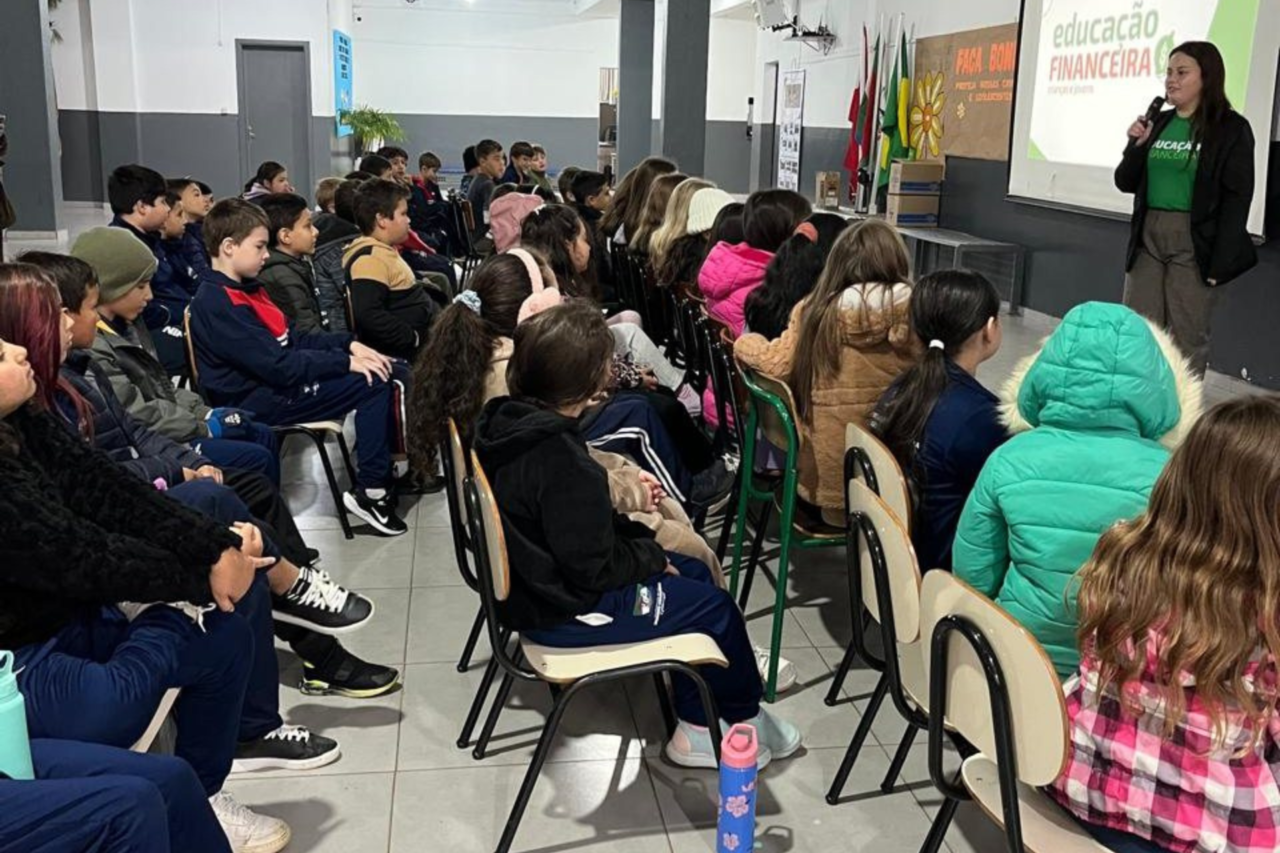 Alunos da Escola Castro Alves participam de palestra sobre educação financeira 3 Alunos da Escola Castro Alves participam de palestra sobre educação financeira