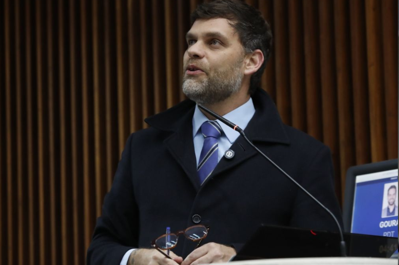 Assembleia do Paraná aprova projeto que cria o Dia dos Pais e Mães Surdos no calendário oficial do Estado