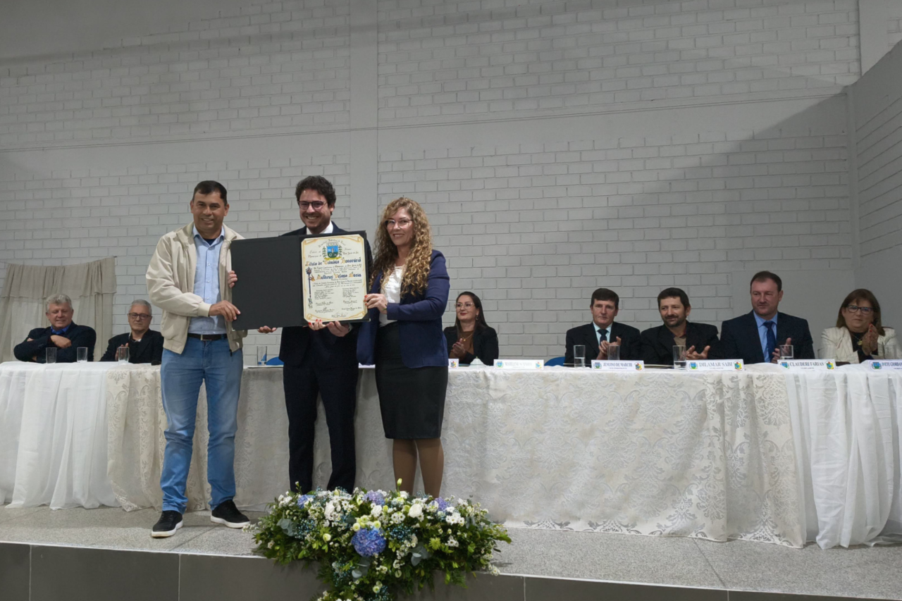 Bom Jesus do Sul concede título de Cidadão Honorário aos deputados Vermelho 7 Bom Jesus do Sul concede título de Cidadão Honorário aos deputados Vermelho