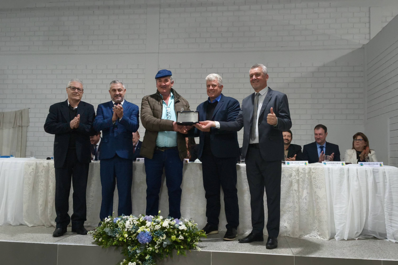 Bom Jesus do Sul concede título de Cidadão Honorário aos deputados Vermelho 4 Bom Jesus do Sul concede título de Cidadão Honorário aos deputados Vermelho