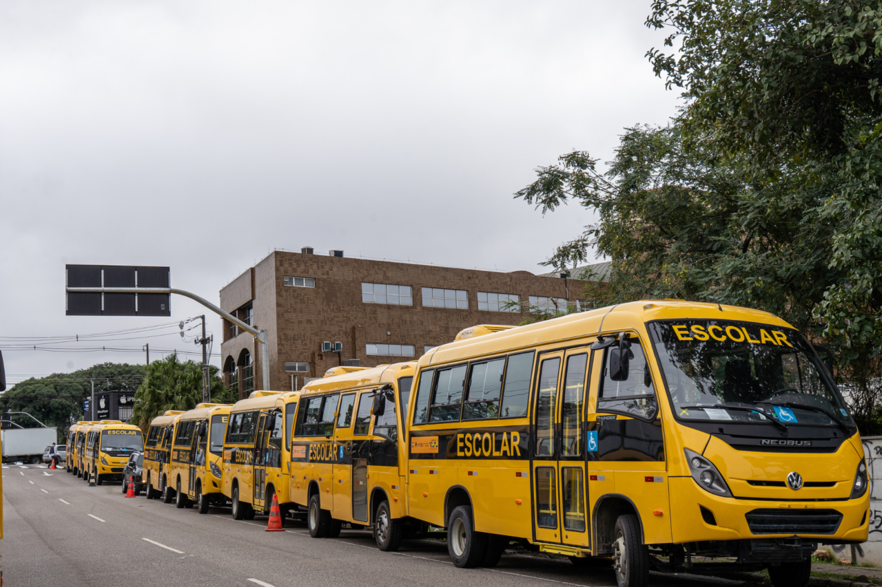 Governo do Paraná entrega mais 88 ônibus escolares para atender 76 municípios