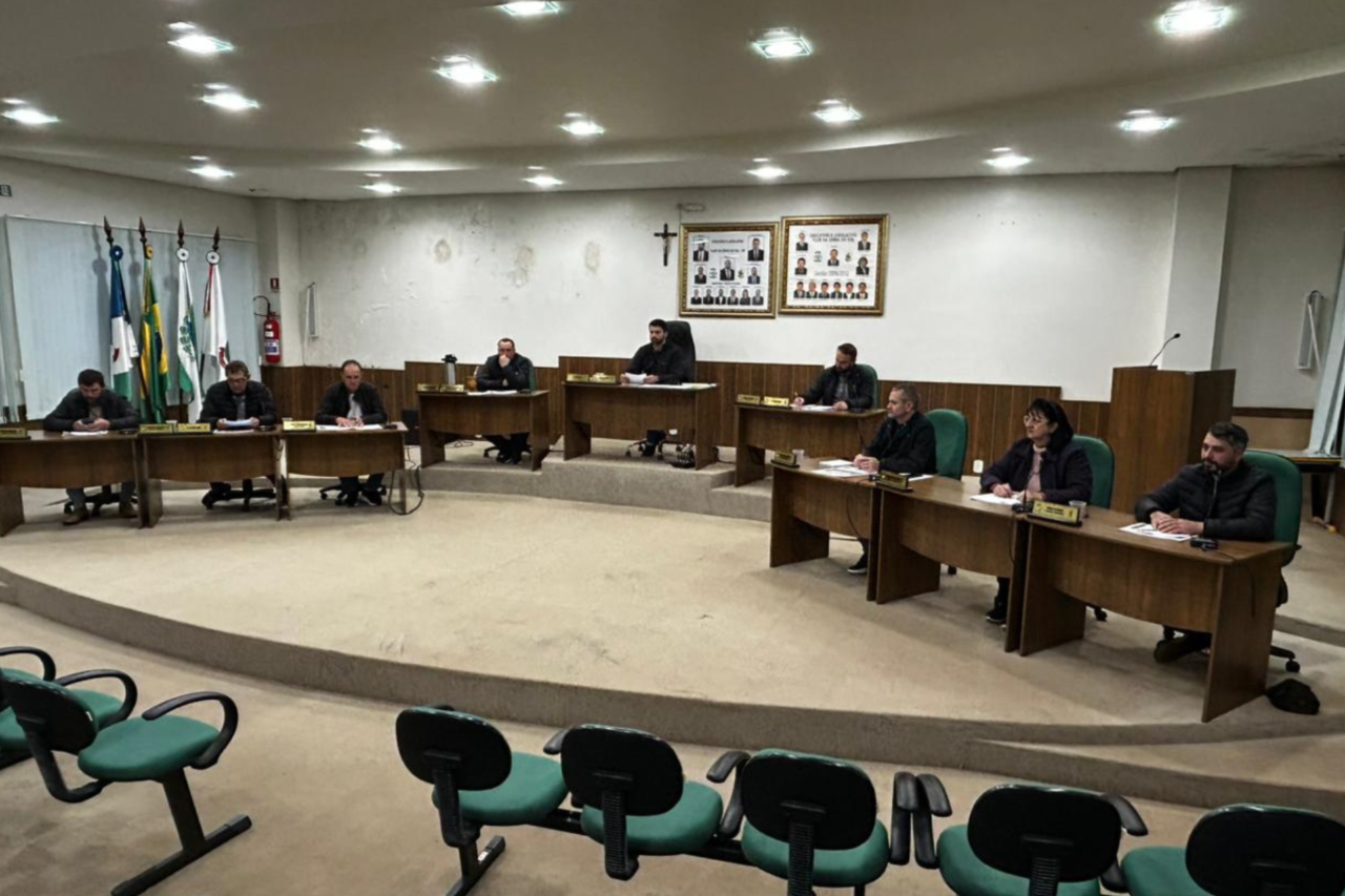Vereadores de Flor da Serra do Sul aprovam projeto para convênio com a Cohapar 3 Vereadores de Flor da Serra do Sul aprovam projeto para convênio com a Cohapar