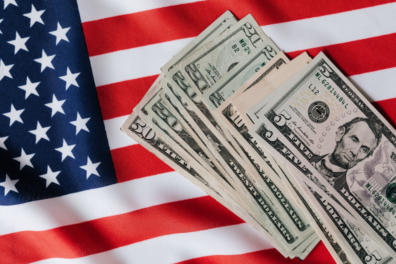 Dólar fecha abaixo de R$ 5 após Trump adiar ofensiva militar contra o Irã