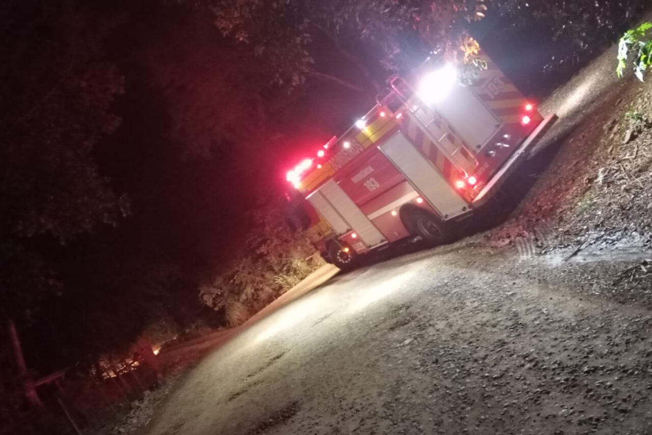 Motociclista sofre ferimento graves após cair de ponte de 5 metros, em Guaraciaba 3 Segundo os bombeiros, o motociclista estava caído abaixo da ponte, apresentando um grave ferimento na cabeça, fratura exposta e intensa hemorragia