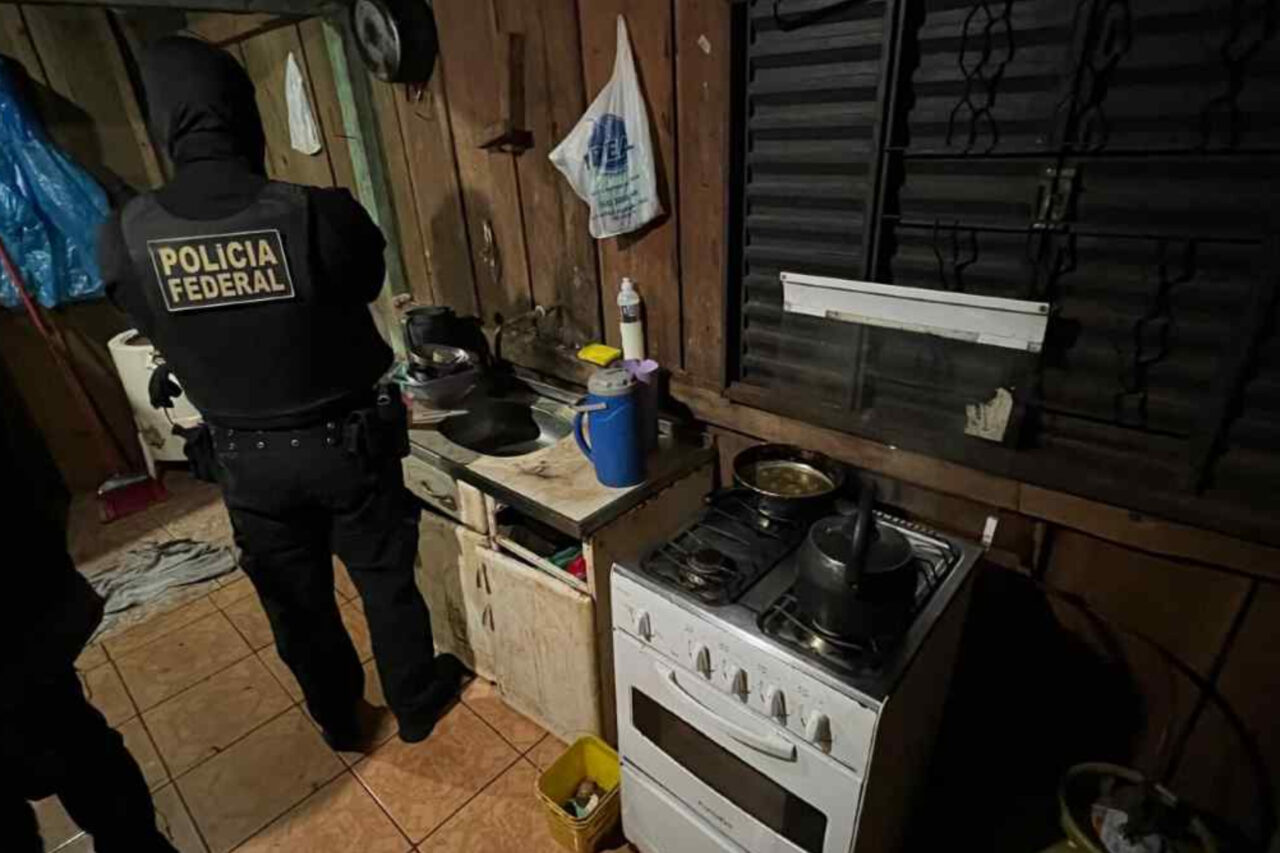 Famílias argentinas e paraguaias são resgatadas de trabalho escravo no PR 3 Um casal foi preso suspeito de manter as três famílias em situação análoga à trabalho escravo