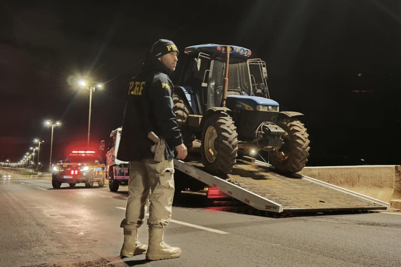 Trator furtado no RS é recuperado pela PRF após ser conduzido por dois dias rumo ao Paraguai 3 Aos policiais o homem disse ter subtraído o trator de uma propriedade rural no interior do Rio Grande do Sul, após um desentendimento com o seu empregador