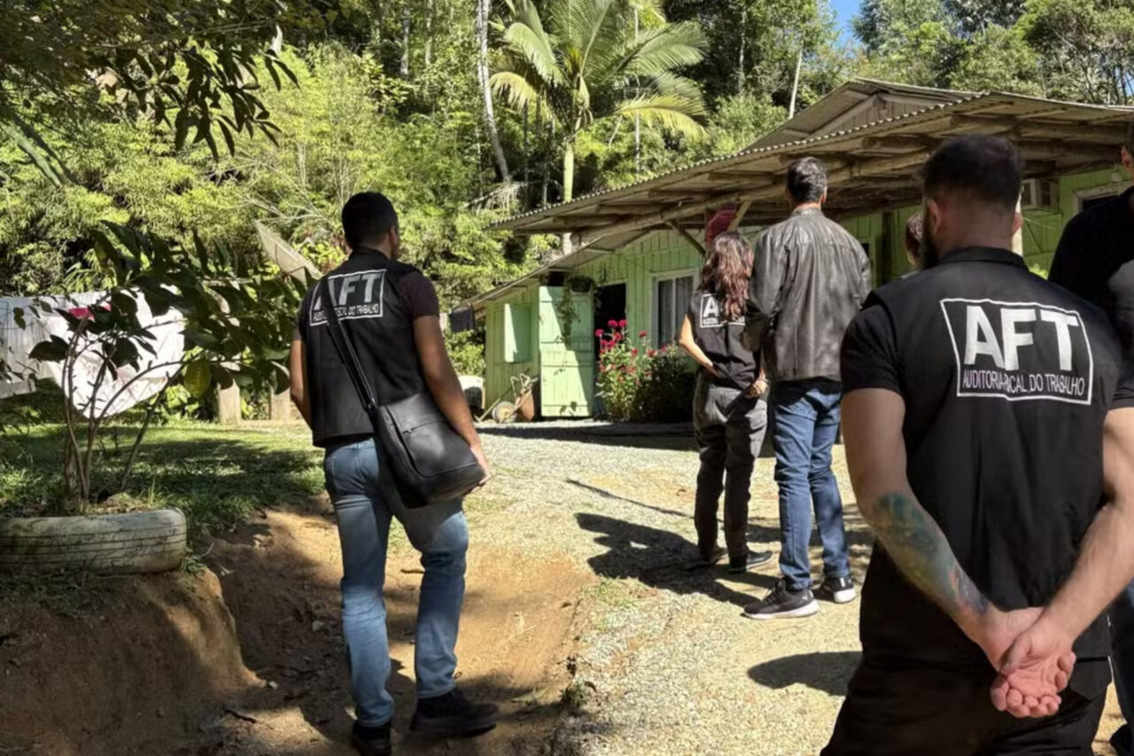Mulher isolada e explorada há 40 anos pela família é resgatada em situação análoga à escravidão 3 Segundo a Secretaria de Inspeção do Trabalho, a mulher era submetida a trabalho forçado, jornada exaustiva, condições degradantes e restrição de locomoção