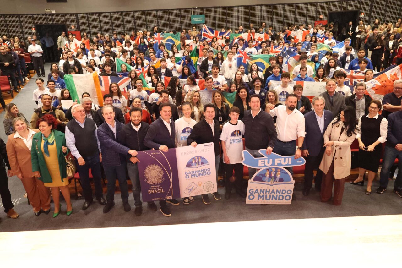 Governo celebra programa que levou alunos do Paraná a intercâmbio em cinco países 1 080a8676
