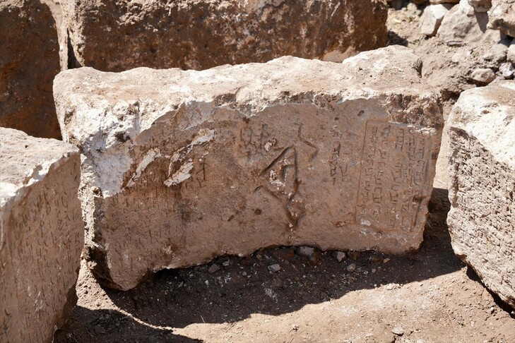 Inscrição siríaca do ano 722 é encontrada em pedras na Turquia; VEJA FOTOS 4 a