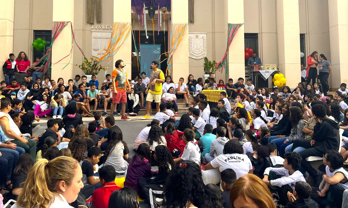 Festival das Periferias reúne 15 autores e distribui 300 livros 1 apresentacao de contacao de historias