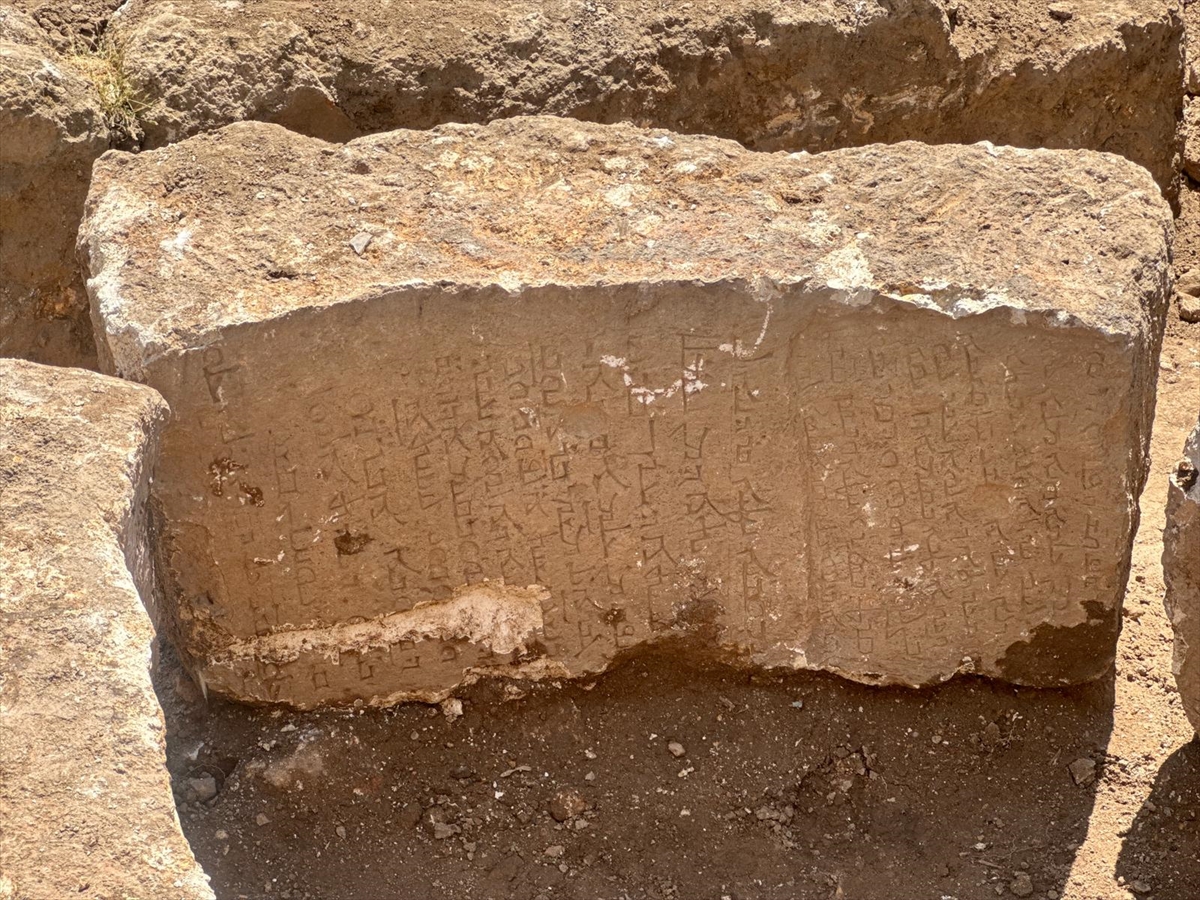 Inscrição siríaca do ano 722 é encontrada em pedras na Turquia; VEJA FOTOS 3 b