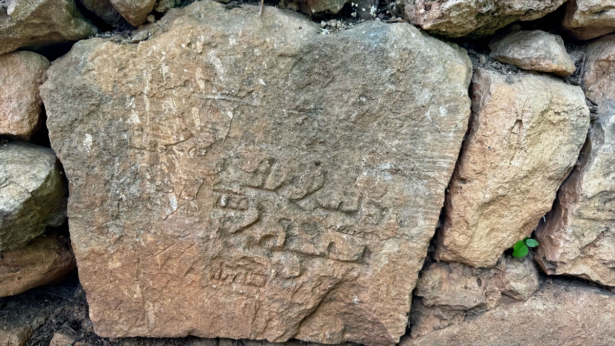 Inscrição siríaca do ano 722 é encontrada em pedras na Turquia; VEJA FOTOS 5 c 1