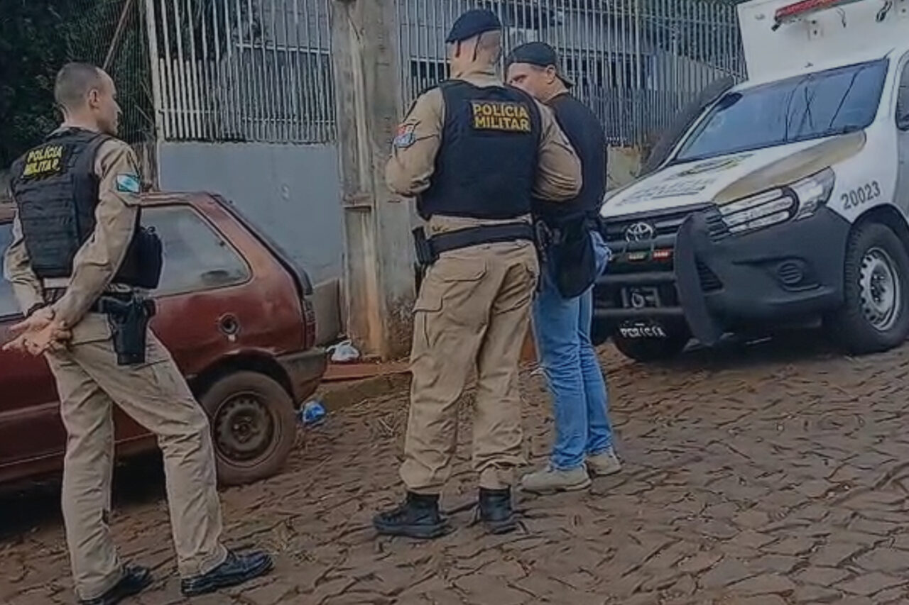 Homem é morto a facadas após desentendimento familiar em Marmeleiro 3 O autor do crime seria um homem de 26 anos, que foi preso em flagrante. A investigação apura o histórico de desentendimento entre os dois homens e a motivação do crime