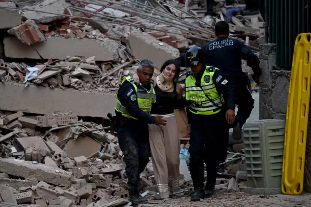 Número de mortos sobe para 164 após terremoto de magnitude 7,5 na Venezuela 3 Até a manhã desta quinta, o número de mortos chegava a 164, segundo as autoridades seriam mais de 970 feridos