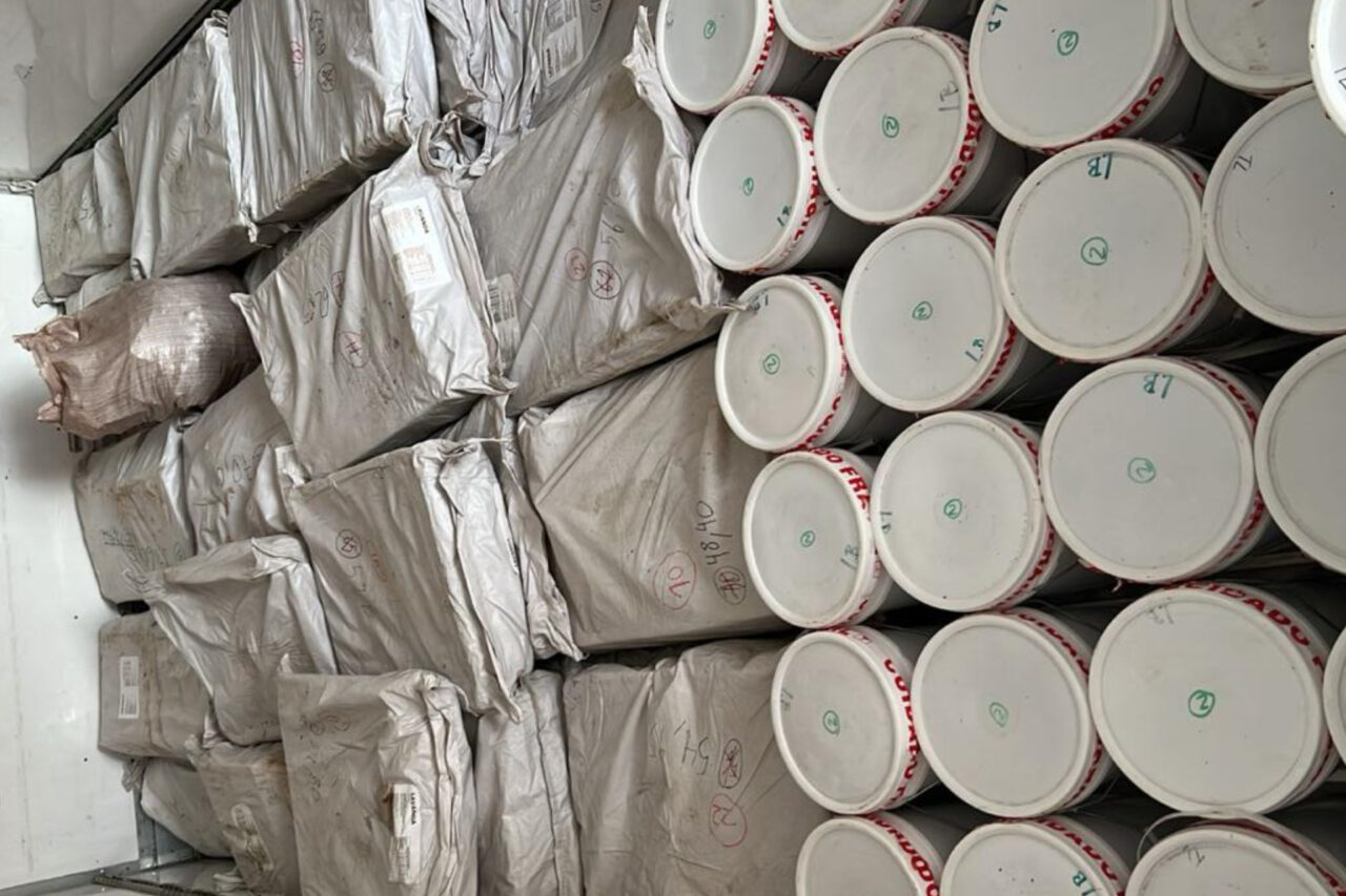 Carga de mais de 8 toneladas de mel e cera de abelha é apreendida pela PF em Flor da Serra do Sul 3 Segundo a Polícia Federal a carga havia entrado em território nacional de maneira clandestina. O motorista do caminhão foi preso por contrabando