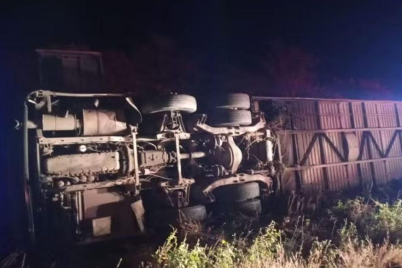 Ônibus com time de basquete capota no Ceará e deixa sete mortos 3 Ônibus com time de basquete capota no Ceará e deixa sete mortos