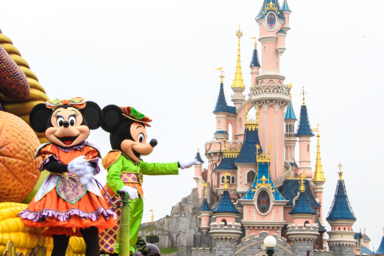 Adolescente sai de barco durante atração da Disneyland e é levado ao hospital