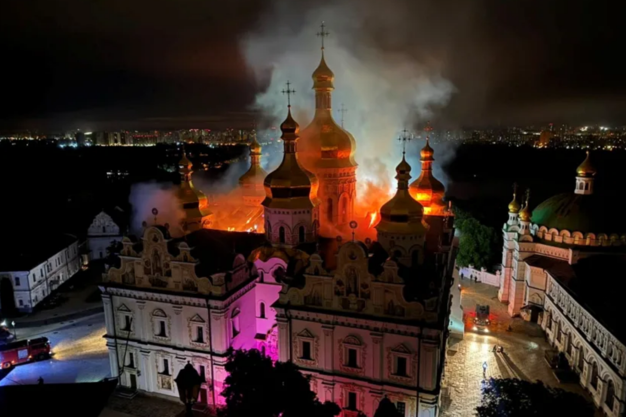 Ataque russo atinge catedral histórica em Kyiv e provoca incêndio 1 Ataque russo atinge catedral histórica em Kyiv e provoca incêndio