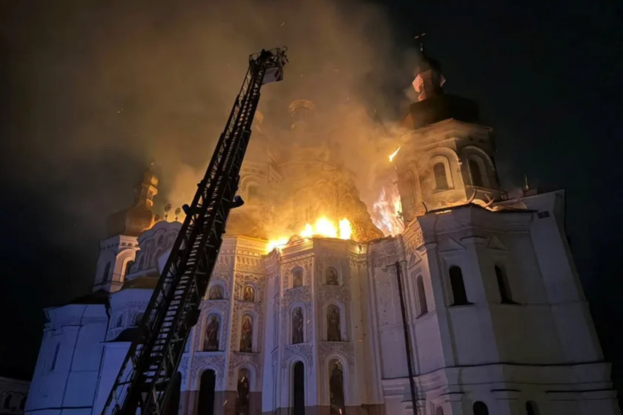 Ataque russo atinge catedral histórica em Kyiv e provoca incêndio 3 Ataque russo atinge catedral histórica em Kyiv e provoca incêndio