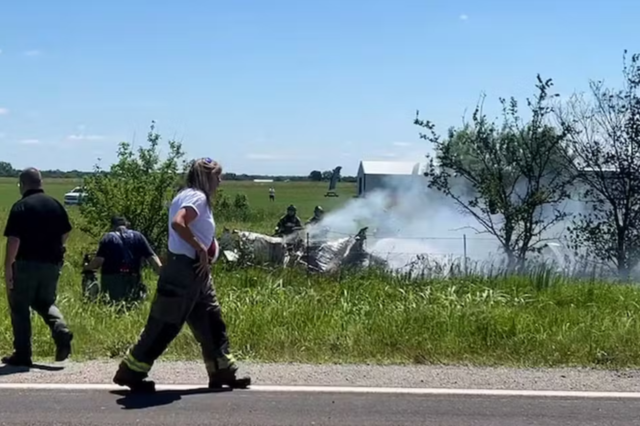 Avião com equipe de paraquedismo cai perto de aeroporto e mata 12 nos EUA 1 Avião com equipe de paraquedismo cai perto de aeroporto e mata 12 nos EUA