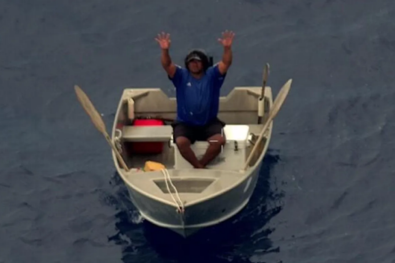 Pescador é resgatado após passar sete dias à deriva em barco a remo 1 Pescador é resgatado após passar sete dias à deriva em barco a remo