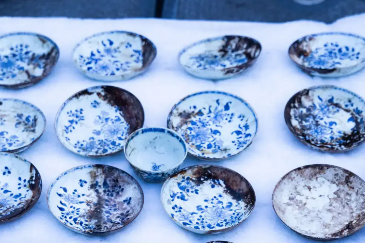 Naufrágio do século XVIII com porcelana chinesa intacta é encontrado a 600 metros de profundidade na Noruega
