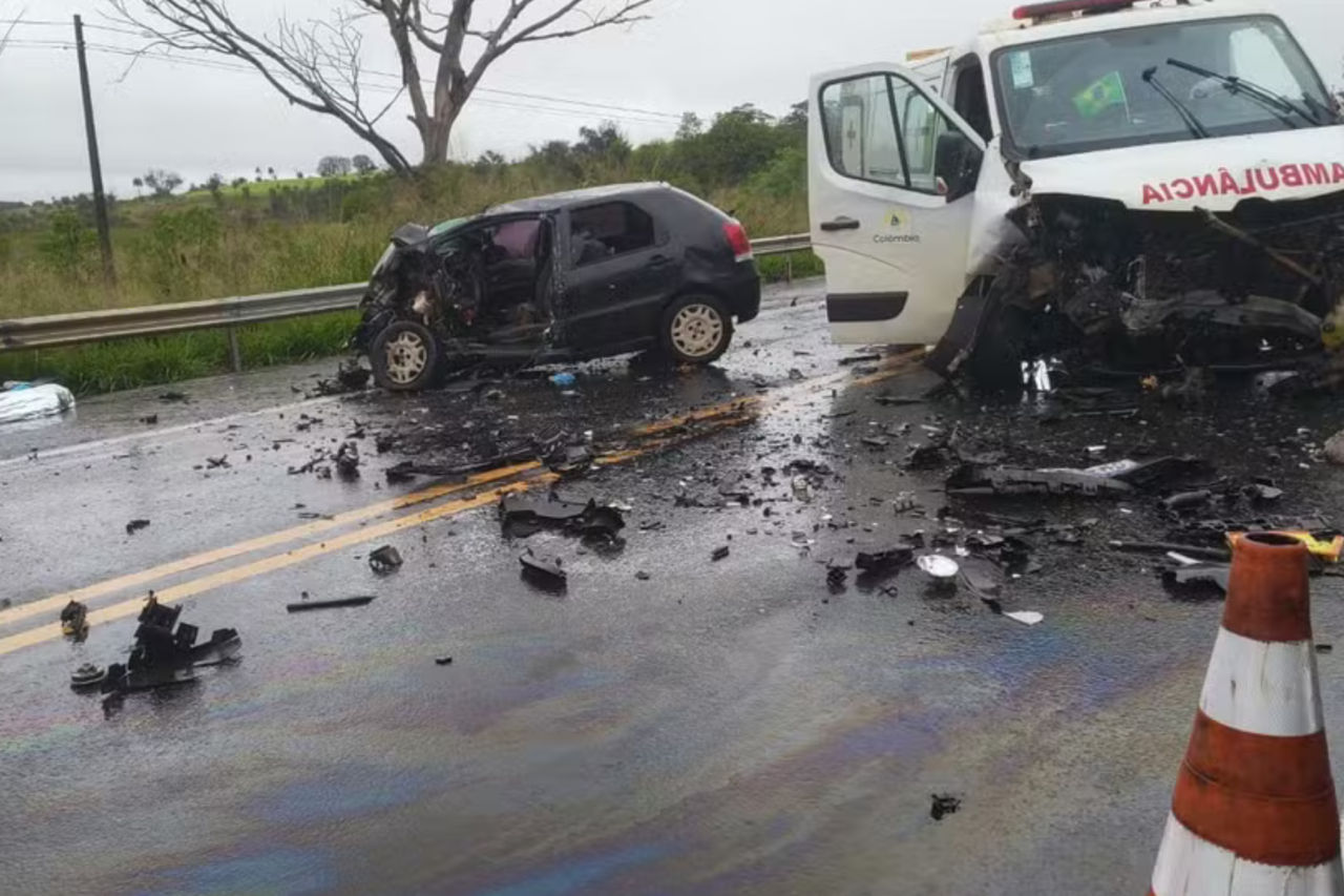 Motorista morre em colisão frontal entre carro e ambulância na SP-425 3 Motorista morre em colisão frontal entre carro e ambulância na SP-425