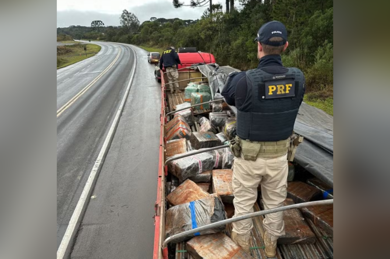 PRF encontra quase 2,5 toneladas de maconha escondidas em carga de carreta no Paraná