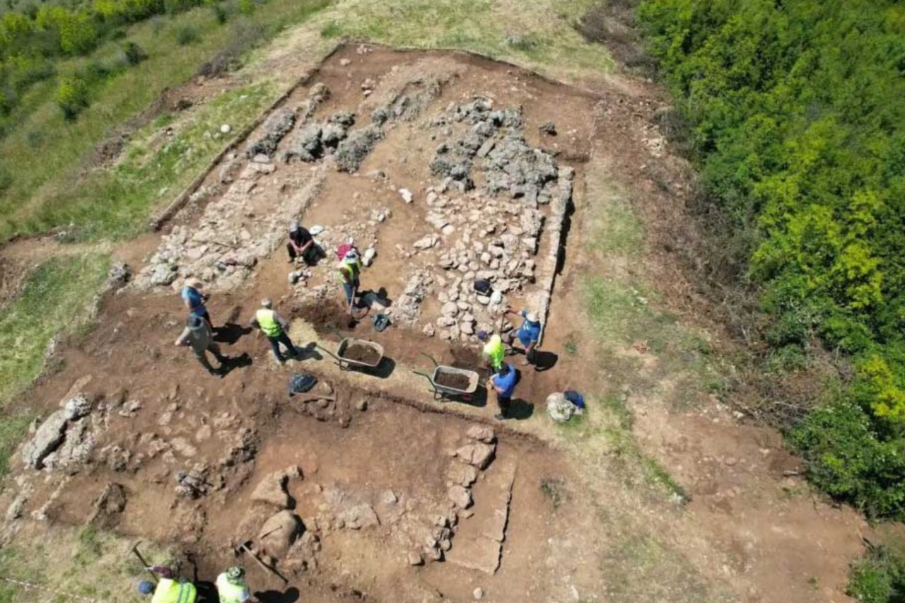 Escavação revela possível templo em estilo grego no alto de antiga cidade da Albânia 36 Escavação revela possível templo em estilo grego no alto de antiga cidade da Albânia