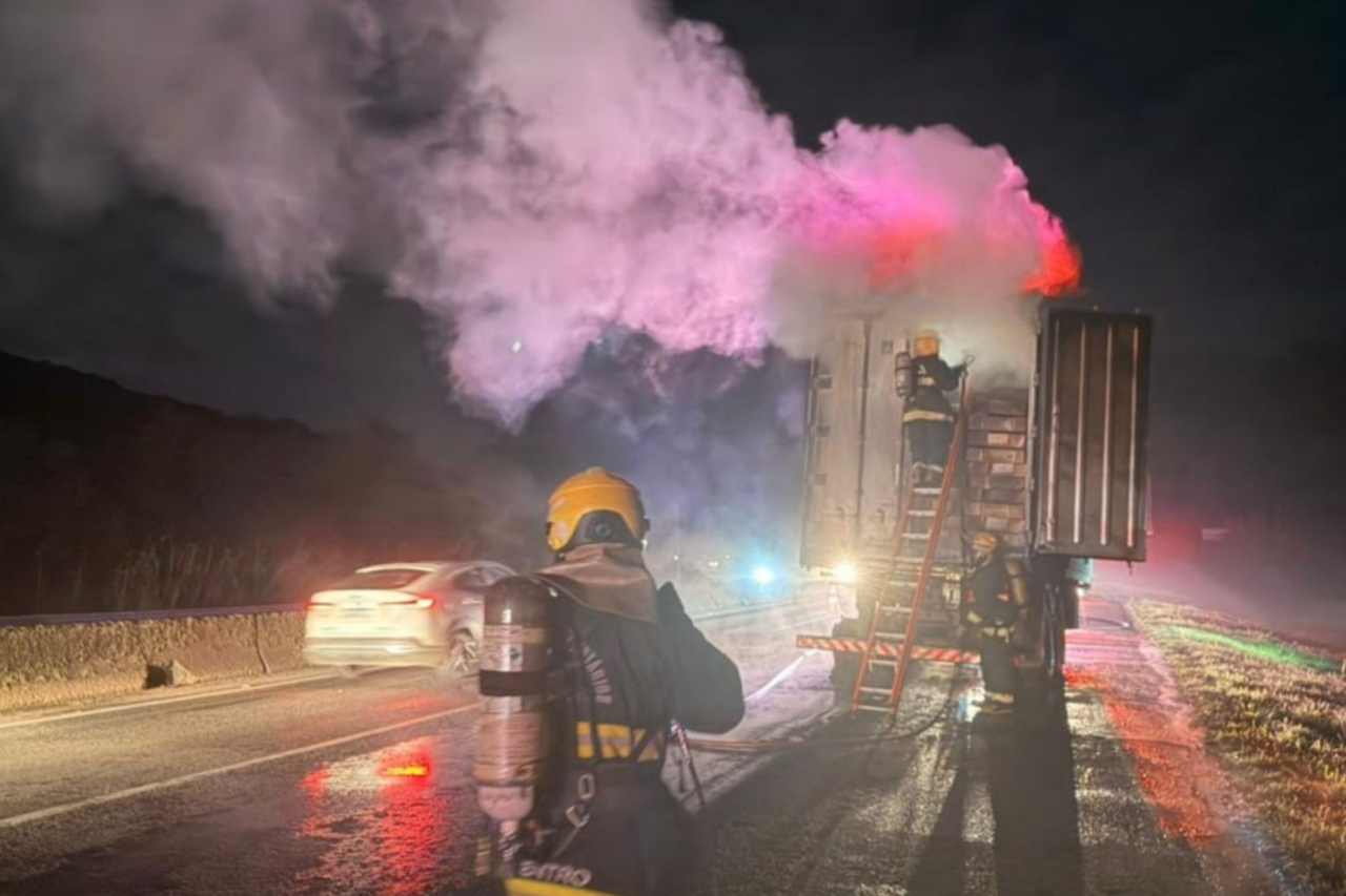 Carreta com quase 30 toneladas de carne pega fogo em Joinville 10 Carreta com quase 30 toneladas de carne pega fogo em Joinville