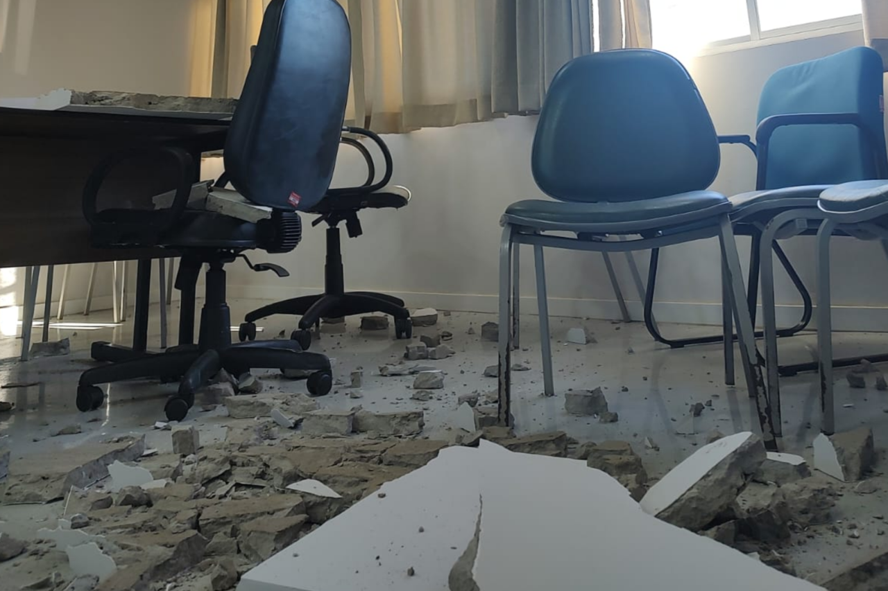 Desabamento de parte do forro na nova sede da prefeitura de Guarujá do Sul preocupa servidores 3 Desabamento de parte do forro na nova sede da Prefeitura de Guarujá do Sul preocupa servidores