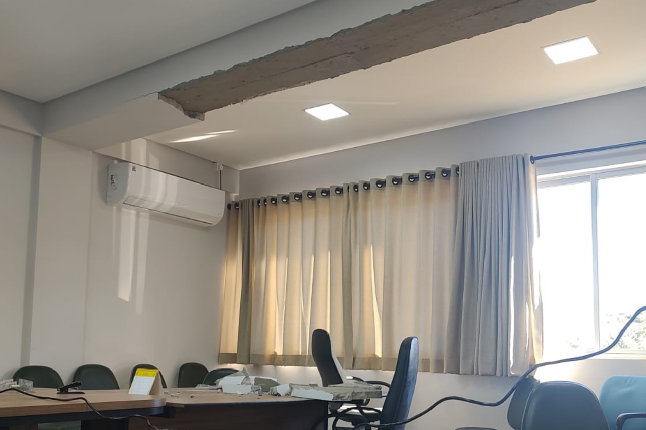Desabamento de parte do forro na nova sede da prefeitura de Guarujá do Sul preocupa servidores 4 Desabamento de parte do forro na nova sede da Prefeitura de Guarujá do Sul preocupa servidores