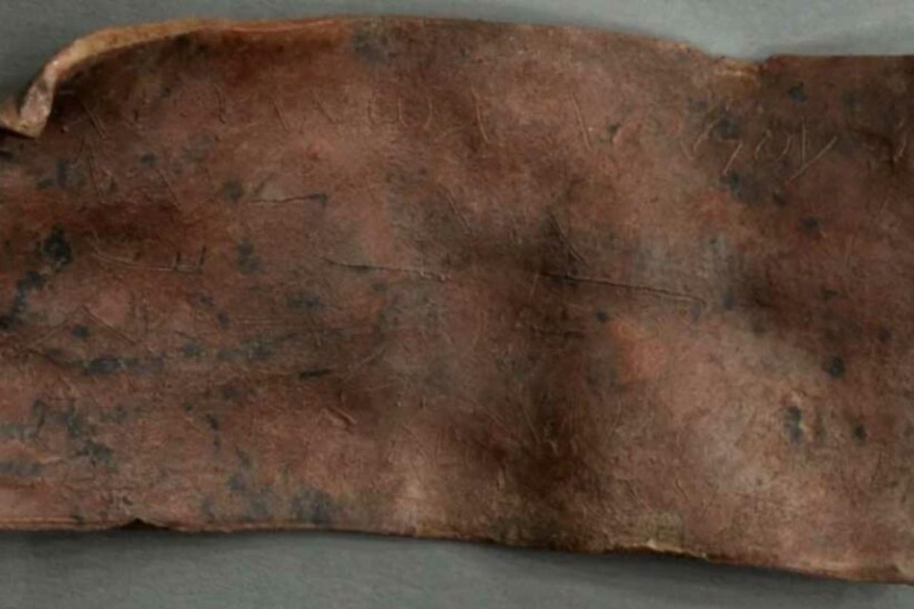Tabuleta romana de 1.800 anos revela maldição escrita em grego nos Países Baixos
