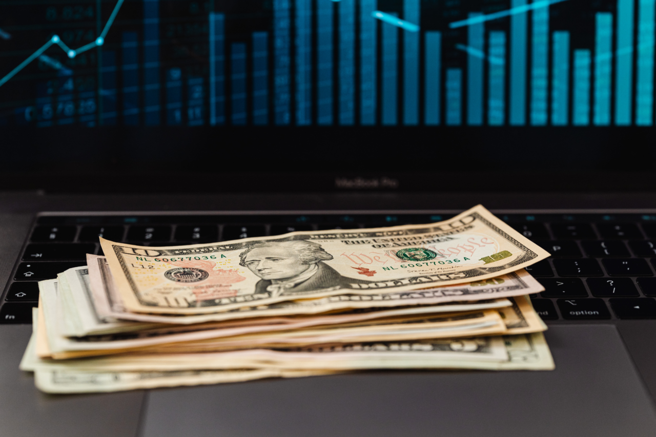 Dólar recua com atuação do Banco Central e ajuste após avanço de 2% na semana 1 Dólar recua com atuação do Banco Central e ajuste após avanço de 2% na semana