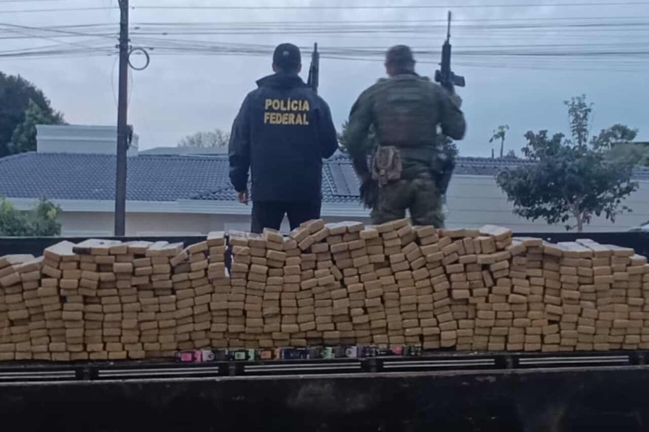 Carga de reciclagem escondia mais de meia tonelada de maconha 4 A equipe de operação com cães então entrou em ação, sendo que de imediato os cães indicaram a presença de entorpecente em meio a carga