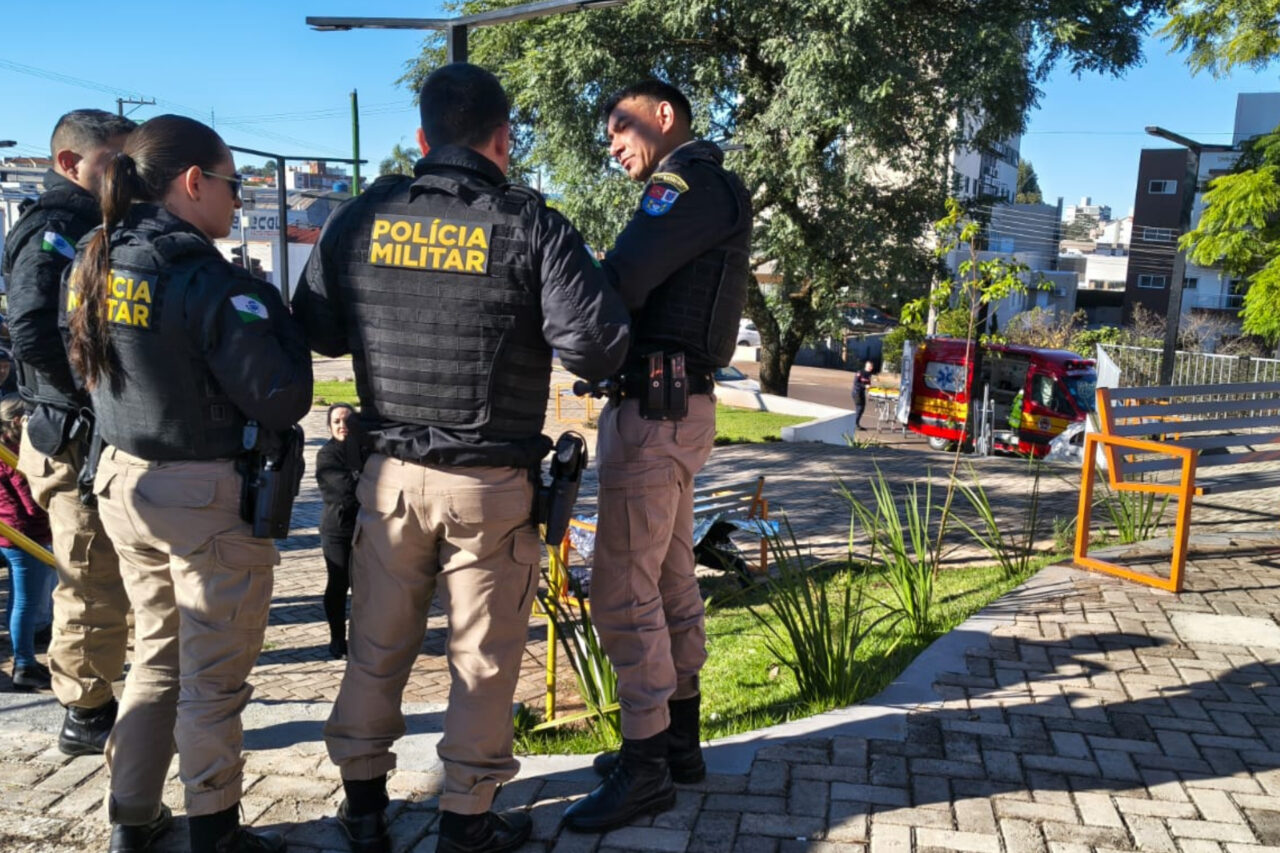 Morador do Bairro Alvorada é encontrado morto em banco da praça em Barracão 4 O homem que seria morador do Bairro Alvorada foi localizado já sem vida, deitado em um dos bancos da praça, na manhã desta terça-feira