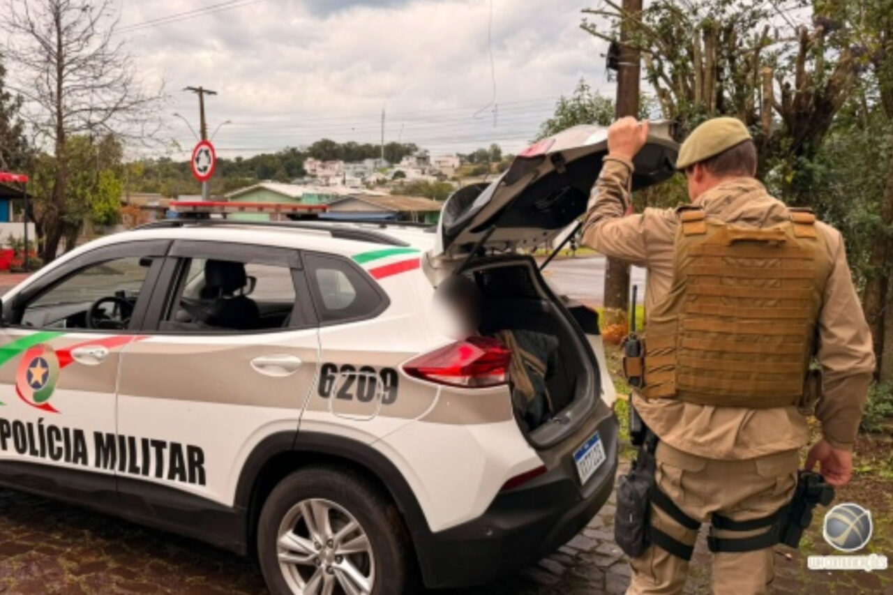 Homens são presos após furtarem botijão de gás de restaurante que costumava ajudá-los 3 Os homens foram localizados pela Polícia Militar em uma casa abandonada na Vila Nova II; eles também confessaram outros furtos na cidade