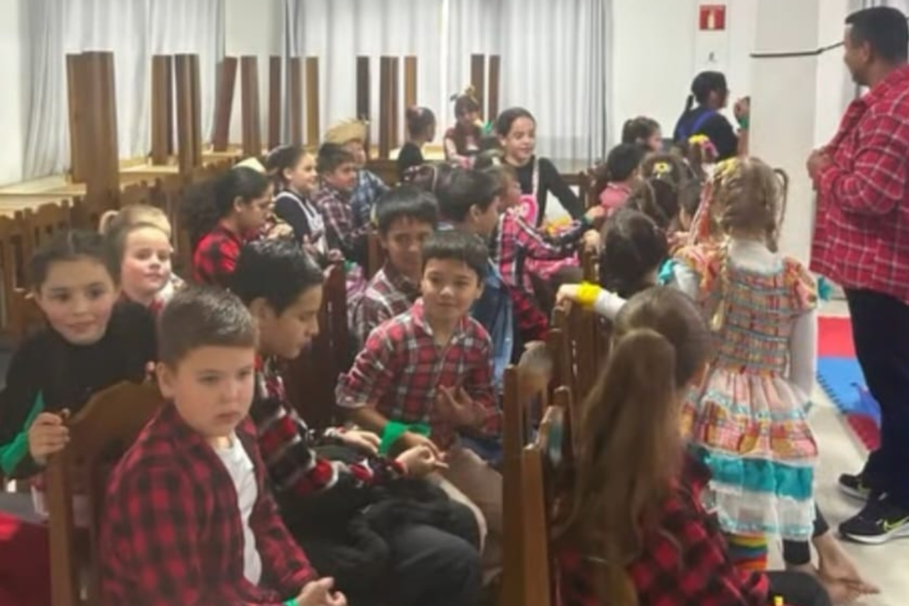 Primeiro Arraial do CRAS reúne cerca de 250 participantes em Barracão 4 Evento promovido pela Administração Municipal de Barracão, por meio do CRAS, reuniu crianças, adolescentes e familiares atendidos pelo SCFV