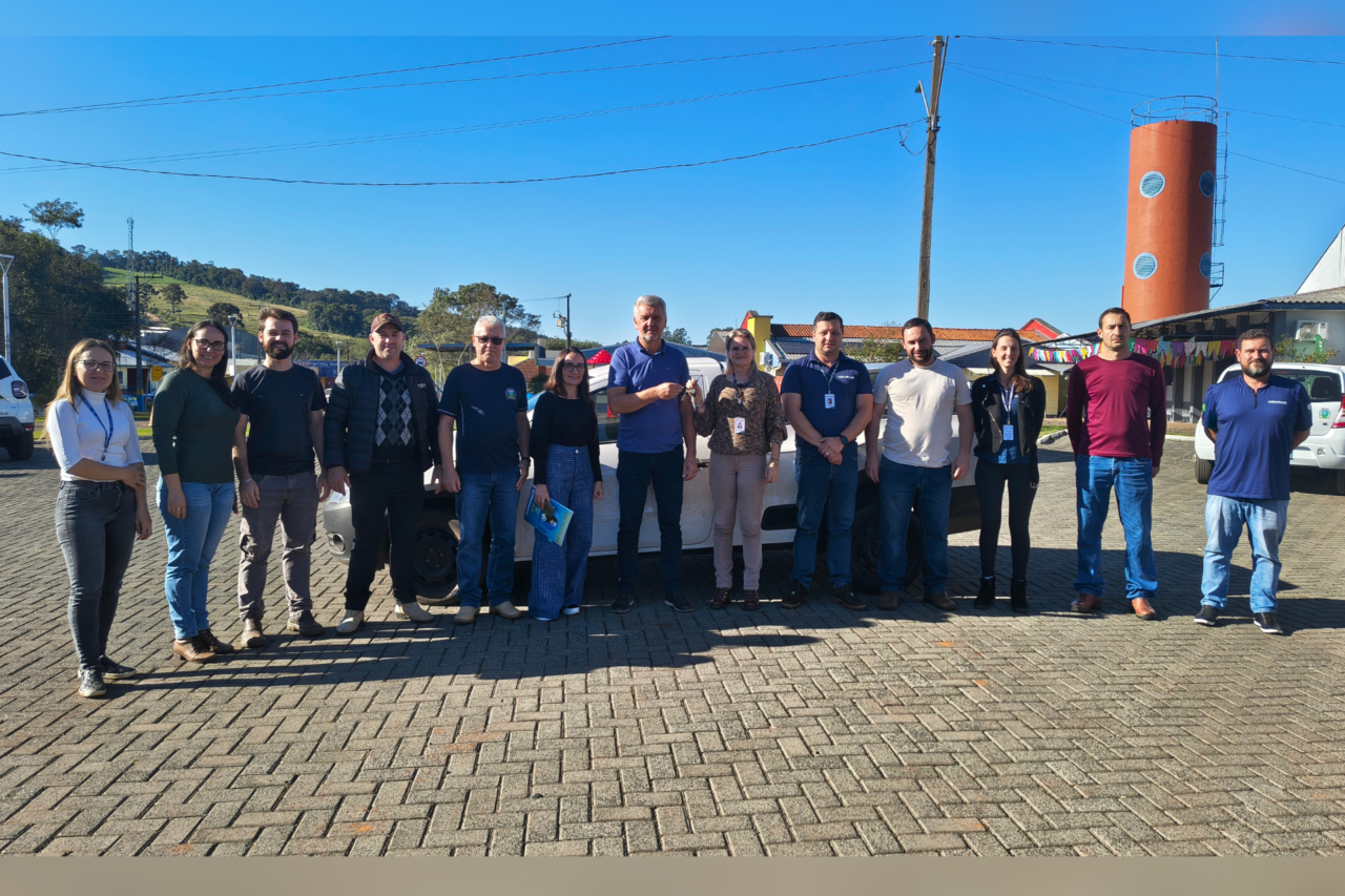 Bom Jesus do Sul recebe veículo da Adapar para reforçar atendimento aos produtores