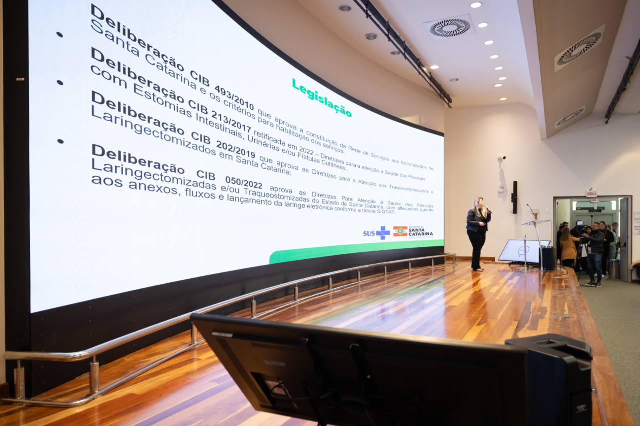 Seminário em Santa Catarina debate atendimento a pessoas com estomia e doenças crônicas 10 Seminário realizado na Alesc reúne profissionais de saúde para ampliar a qualificação no atendimento a pessoas com estomia, doenças inflamatórias intestinais e epidermólise bolhosa