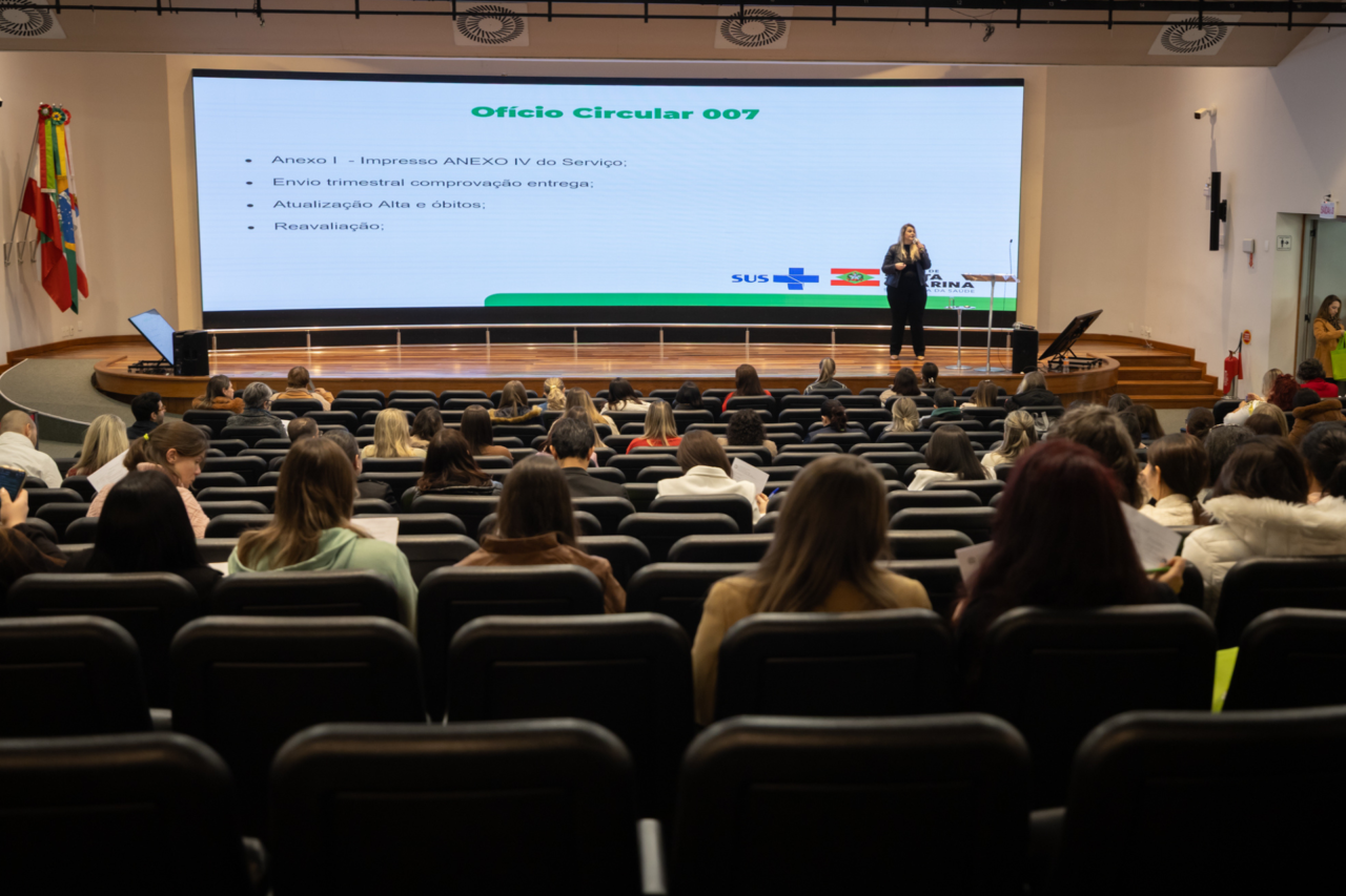 Seminário em Santa Catarina debate atendimento a pessoas com estomia e doenças crônicas 4 Seminário realizado na Alesc reúne profissionais de saúde para ampliar a qualificação no atendimento a pessoas com estomia, doenças inflamatórias intestinais e epidermólise bolhosa