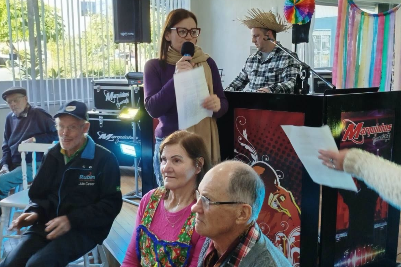 Arraial da Melhor Idade reúne mais de 400 idosos em São José do Cedro 3 Evento realizado no Centro dos Idosos reuniu mais de 400 participantes, contou com atividades juninas e escolheu Felipe de Mattos e Ivânia de Martini como Sinhô e Sinhá 2026