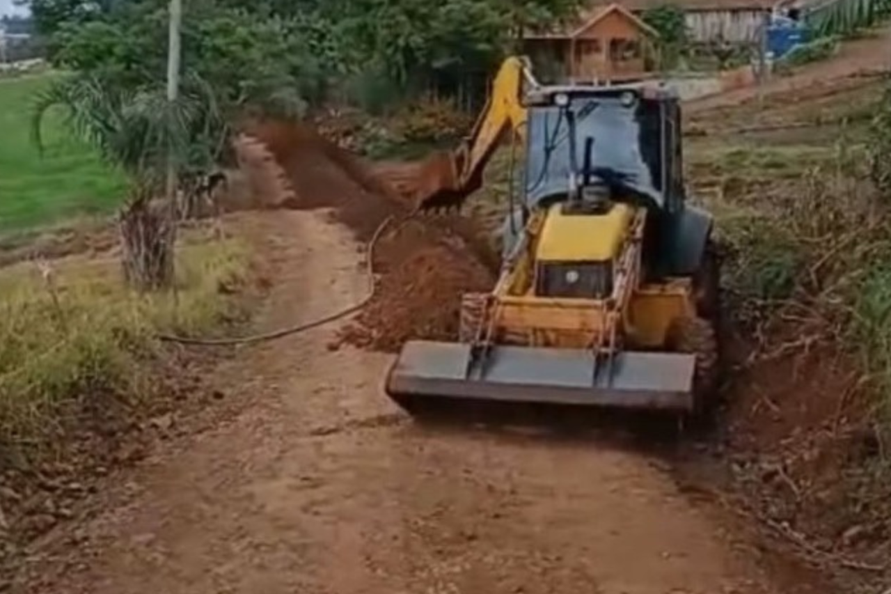 Silos novos e ampliação da rede de água fortalecem comunidades rurais em Guarujá do Sul 1 Guarujá do Sul amplia rede de água na Linha Pessegueiro e executa abertura de silos para apoiar produtores e beneficiar 180 famílias rurais