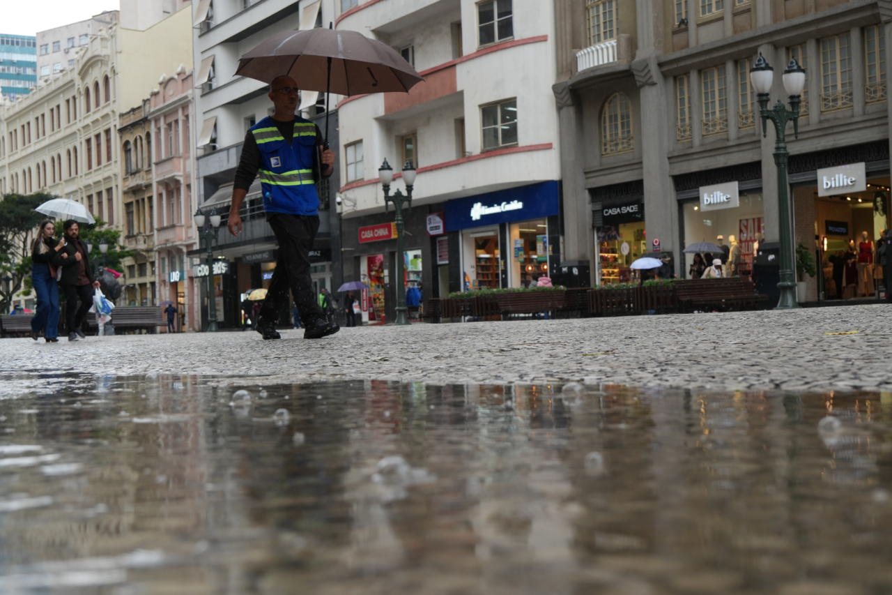 Instabilidade começa pelo Oeste e Sudoeste no sábado, avança no domingo e deve levar chuva a todas as regiões do Paraná na segunda-feira