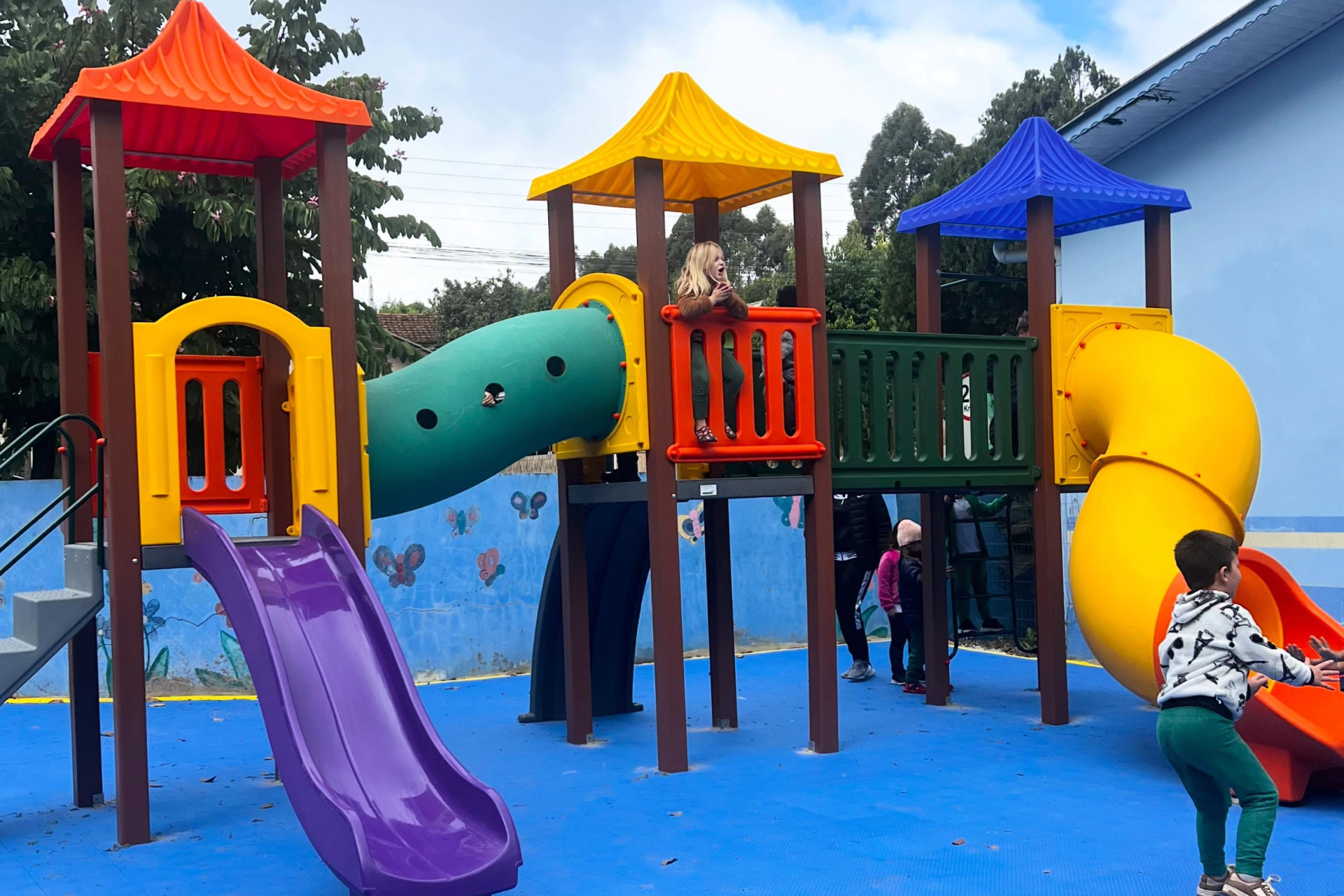 Escola Iraci Terezinha Bagnara recebe novo playground e caixa de areia infantil