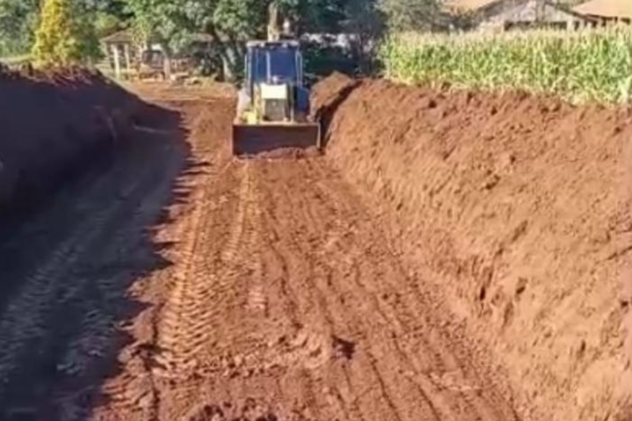Silos novos e ampliação da rede de água fortalecem comunidades rurais em Guarujá do Sul 3 Guarujá do Sul amplia rede de água na Linha Pessegueiro e executa abertura de silos para apoiar produtores e beneficiar 180 famílias rurais