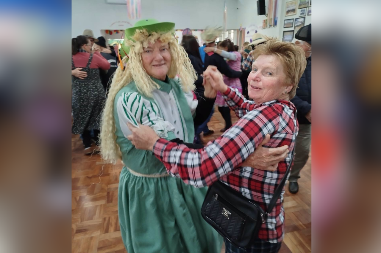 Arraial da Melhor Idade reúne mais de 400 idosos em São José do Cedro 8 Evento realizado no Centro dos Idosos reuniu mais de 400 participantes, contou com atividades juninas e escolheu Felipe de Mattos e Ivânia de Martini como Sinhô e Sinhá 2026